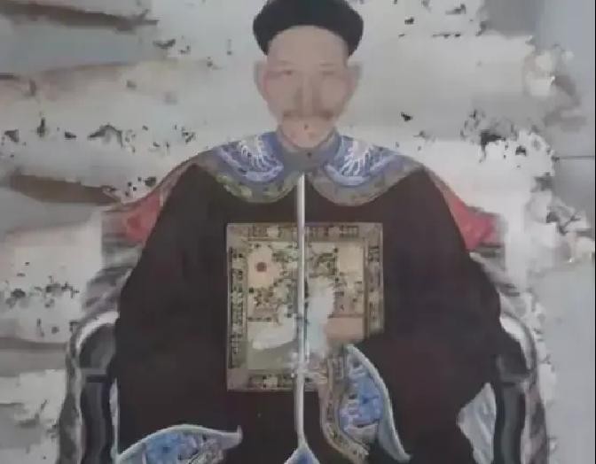 1726年，有一天，雍正瞧见朱轼正严厉地批评弘历，心里有些不忍，便私下对朱轼说：朱师傅啊，不管教不教弘历，他日后都会成为皇帝。没想到朱轼的回应，让雍正一时语塞。

廊下的风有点凉，吹得雍正袖口动了动。他听完朱轼的话，没立刻开口，目光从朱轼脸上移到书房紧闭的门上，又移回来。

“你的意思，朕明白。”雍