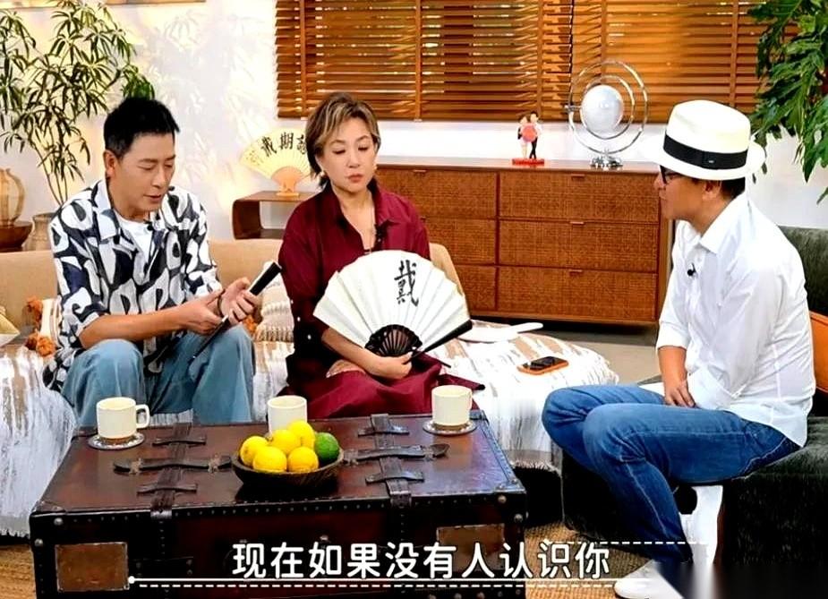 2010年，周杰彻底淡出娱乐圈，转身去搞农业种植了。
他现在偶尔上访谈，最开心的事竟然是看着旁边的人一直被要签名拍照，自己能在旁边毫无负担地干坐着喝咖啡。
那些早年的车祸事件、林心如的吐槽以及耍大牌传闻，如今全靠这届换了思想的网友来重新盘点。
这事儿要是放在咱们普通人的职场里，其实就是个“硬骨头”因