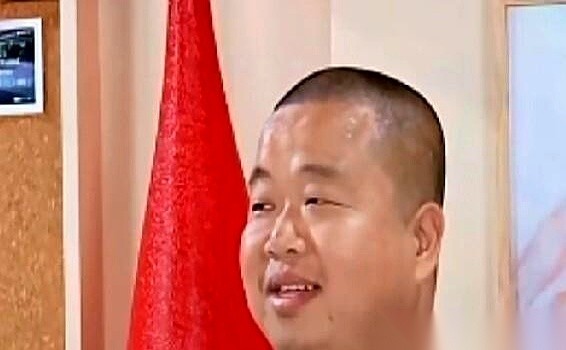 最近流传的一段对话视频里，老牌主持人水均益和网红蓝战非面对面坐着，场面却在一瞬间砸到了地上。
水均益手里拿着资料，扫了一眼对方环球旅行的视频，当面扔出一句话：“我看你这些东西，真没瞧出有什么思想深度。”
按以前的规矩，坐在对面的晚辈哪怕心里不服，多半也会赔个笑脸，顺着话说一句“老师批评得对”。
蓝战