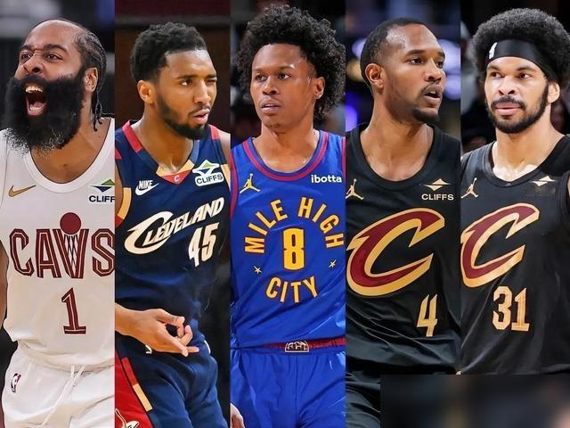 37岁的哈登掉到了第32名，可骑士队却硬生生把首发五虎全砸进了ESPN百大名单。
这榜单一出，满是残酷的对比。米切尔从上一年的第15直接冲进前十，靠的是带队打进东决的真刀真枪，年轻就是他掀翻牌桌的底气。
再看哈登，排名连着跌。37岁的老将，爆发力没了，防守还是老样子，新生代天天惦记着篡位。但他凭