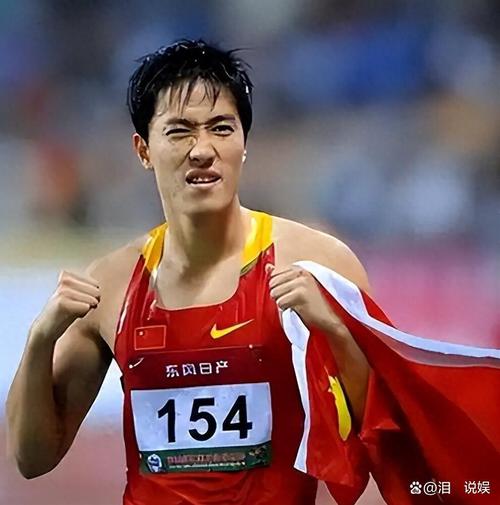 奥运冠军刘翔退役11年后，终于拿到了一笔49.4万的“买断费”，但这不是钱的问题——为什么安置会迟到十年？背后藏着多少退役运动员的无奈？
  
2026年9月，刘翔与上海市体育局长达十余年的退役安置纠纷终于划上句号。他选择了“自主择业”，获得经济补偿49.4万元，并宣布与体育局再无关联。更令人意外的