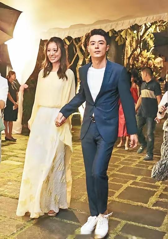 霍建华是真聪明，找了个会挣钱的老婆，自己不用操太多心，可以处于半退休状态。现在行业不景气，多少明星出来开演唱会、上综艺、直播带货，偏偏霍建华就不用，还是像往日一样低调消失，看把，这就是结婚的好处，还娶对了人，孩子二人轮流照顾，夫妻一年就工作几个月，大多数时间都在带娃，林心如的事业 ​