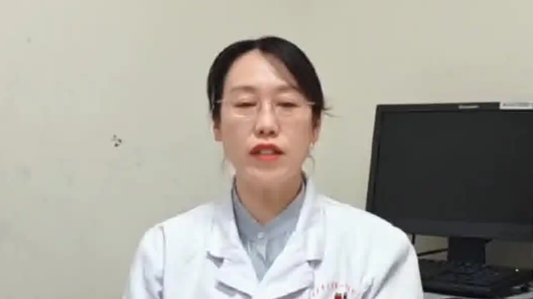 医生回应女子健身后尿液变成深褐色

深圳一个25岁的女生，健身完第二天翻个身都被痛醒，当时还以为是练到位了。后来发现尿液是深褐色的，去医院一查，横纹肌溶解症。医生说突然上高强度运动，肌肉细胞会破裂，里面的肌红蛋白跑出来堵住肾小管，严重的话会引发急性肾损伤。医生提醒健身得循序渐进，要是出现不正常的剧痛