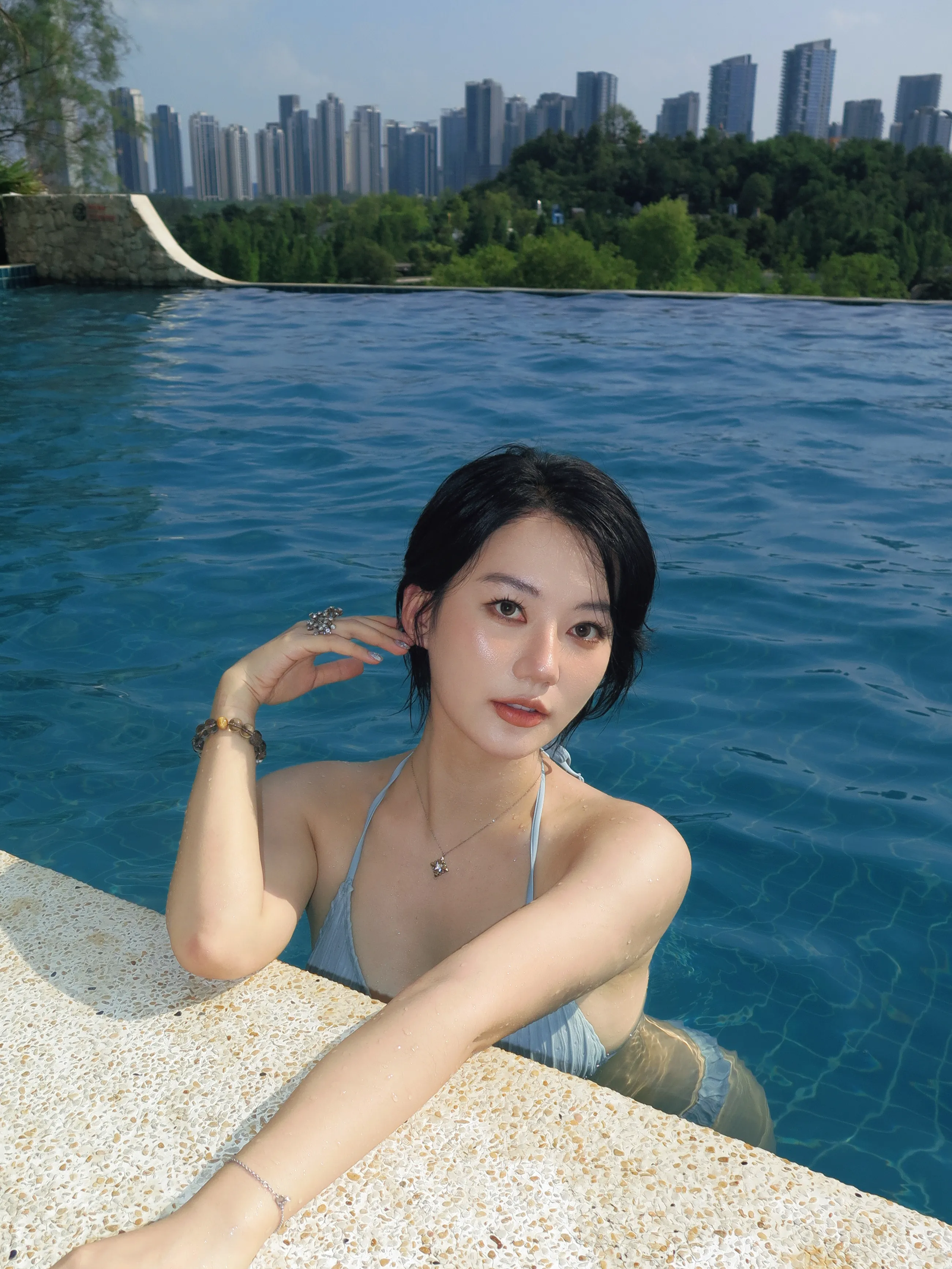 泳池边的夏日时光，和小姐姐去旅行吧，清凉一夏！🌞💦