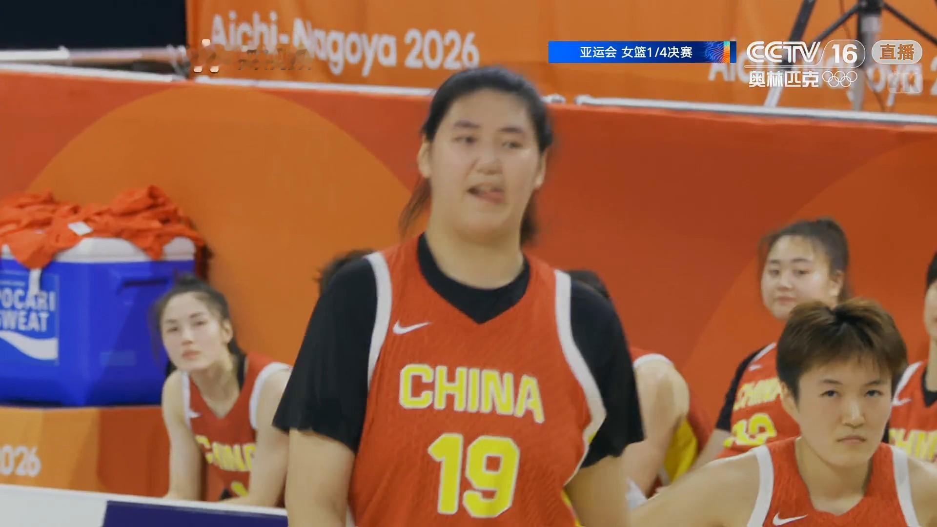 名古屋亚运会女子篮球中国女篮89‑63 蒙古女篮（1/4决赛）
四节比分：24‑23、25‑5、20‑15、20‑20
全场核心数据统计如下：
总篮板中国 30 ：蒙古42 [捂脸]
前场篮板中国 9：蒙古 18 
后场篮板 中国21 ：蒙古24 我不厚道的又笑了[捂脸][捂脸][捂脸]
总失误中国