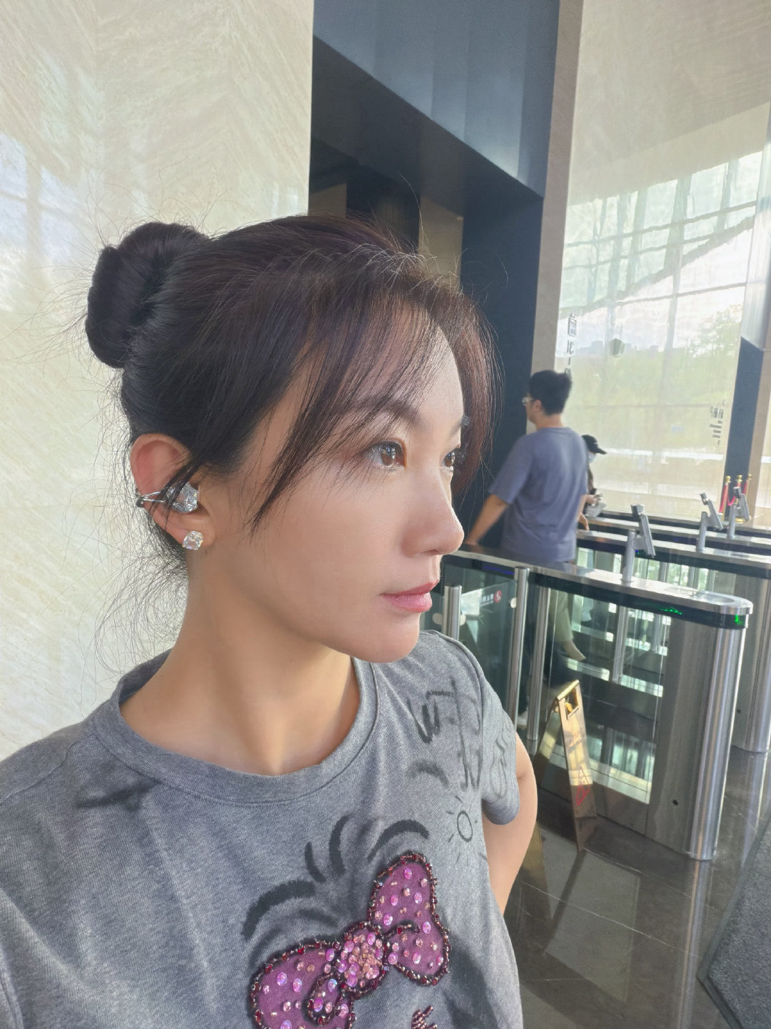 我的同龄朋友，一部分财务自由退休了，一部分灵活就业居家了，像我这样的上班牛马，好像不多了。
#今天的班味儿# ​