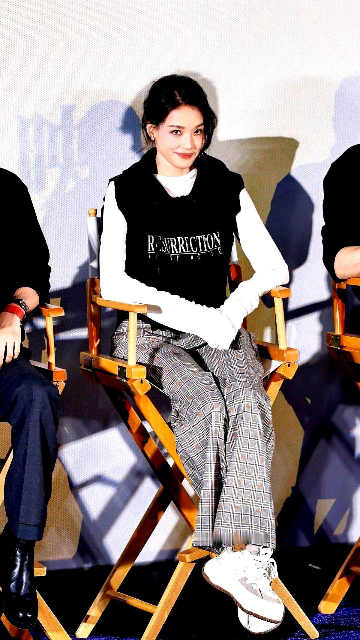 舒淇一出场，合照环节直接变降维打击。  她就穿了件简单的黑色高定礼服...