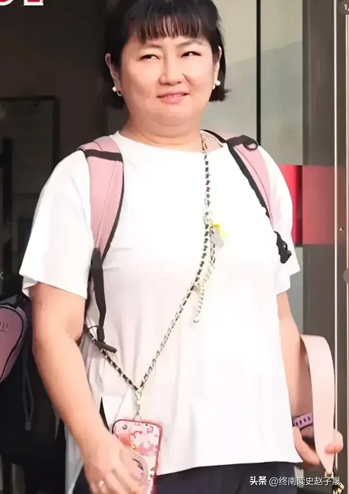 看到有人拍的任家萱近照，顿时觉得天塌了。
额滴神啊，她是去了张惠妹介绍的餐厅吃饭吗？怎么成了这样子？
还是这名网友说的好：这么多年，只有王心凌是真心对大家好[捂脸][捂脸][捂脸]