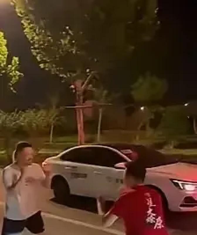 上海申花球迷和俱乐部之间的矛盾，已经不只是看台上喊几句、拌几句嘴那么简单了。按相关说法，先有申花相关网红因打架被刑拘，随后又传出有人围堵一名穿国家队球衣的孩子，涉事人员被带走调查
事情还没完全平息，几个球迷组织又表示，接下来不带助威物品、不喊口号，进场坐着表达不满。有人觉得这是克制，也有人担心，球场