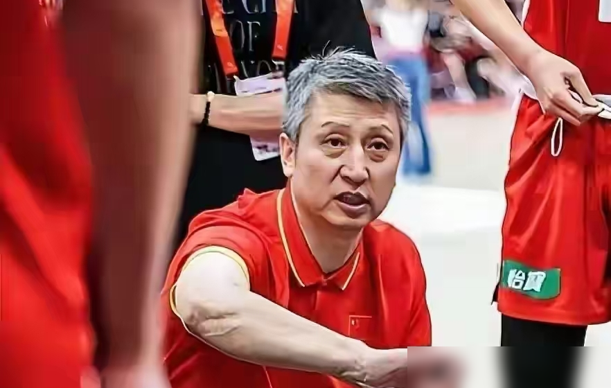 周琦落选，张镇麟伤停，中国男篮竟要靠残阵去中东搏命？
8月28日客战卡塔尔，12人死磕名单出炉。周琦因没参加夏训被直接拿下，张镇麟、曾凡博全被伤病放倒。郭士强手里，只剩一套半主力半新人的底牌。
内线只能把杨瀚森和胡金秋绑一块儿当双塔用。后卫一口气带了5个人，郭指导下了死命令，必须戒掉原地拍球20