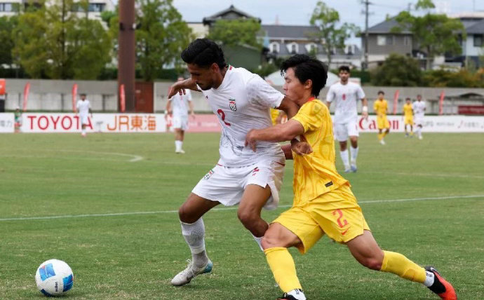 #U23国足门将回应战平伊朗#
U2国足0-0战平伊朗，门将李昊赛后受访。他称赞张玉宁、吴曦等超龄球员在攻防两端带动全队。
球队暂居小组第二，末轮对阵阿联酋，李昊表示会全力争取零封，助力球队出线。

#U23国足门将回应下场踢阿联酋# ​