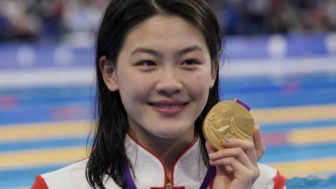 真正的含金量不需要解释！#中国游泳队金金金金金# 简直开启了“进货模式”！

 从潘展乐的短距离飞鱼大战，到张展硕、潘展乐带队的4x200自接力上演史诗级逆转反超，再到13岁“小孩姐”于子迪打破亚洲纪录夺金…… 这片泳池被中国队游成了“中国主场”！ 

这就是中国速度！这就是中国梯队的绝对深度， ​