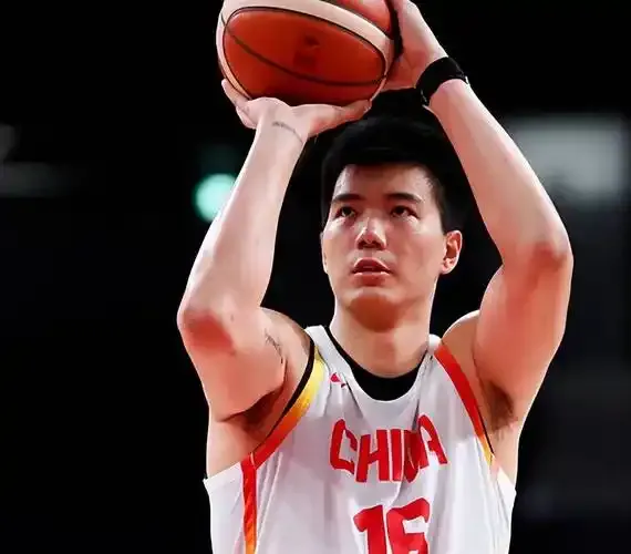 广东队三国手随队回国昨晚已抵京，广东队很快就会迎来全员集训！

中国男篮已经结束爱知·名古屋亚运会征程，铜牌赛70比79不敌伊朗队。

说白了，这届男篮没拿回银牌，广东这几个国手心里肯定不舒服。但回到俱乐部，故事就换剧本了——广东队真正的战场，从来不是亚运，而是CBA新赛季。

胡明轩、徐杰、杜润旺