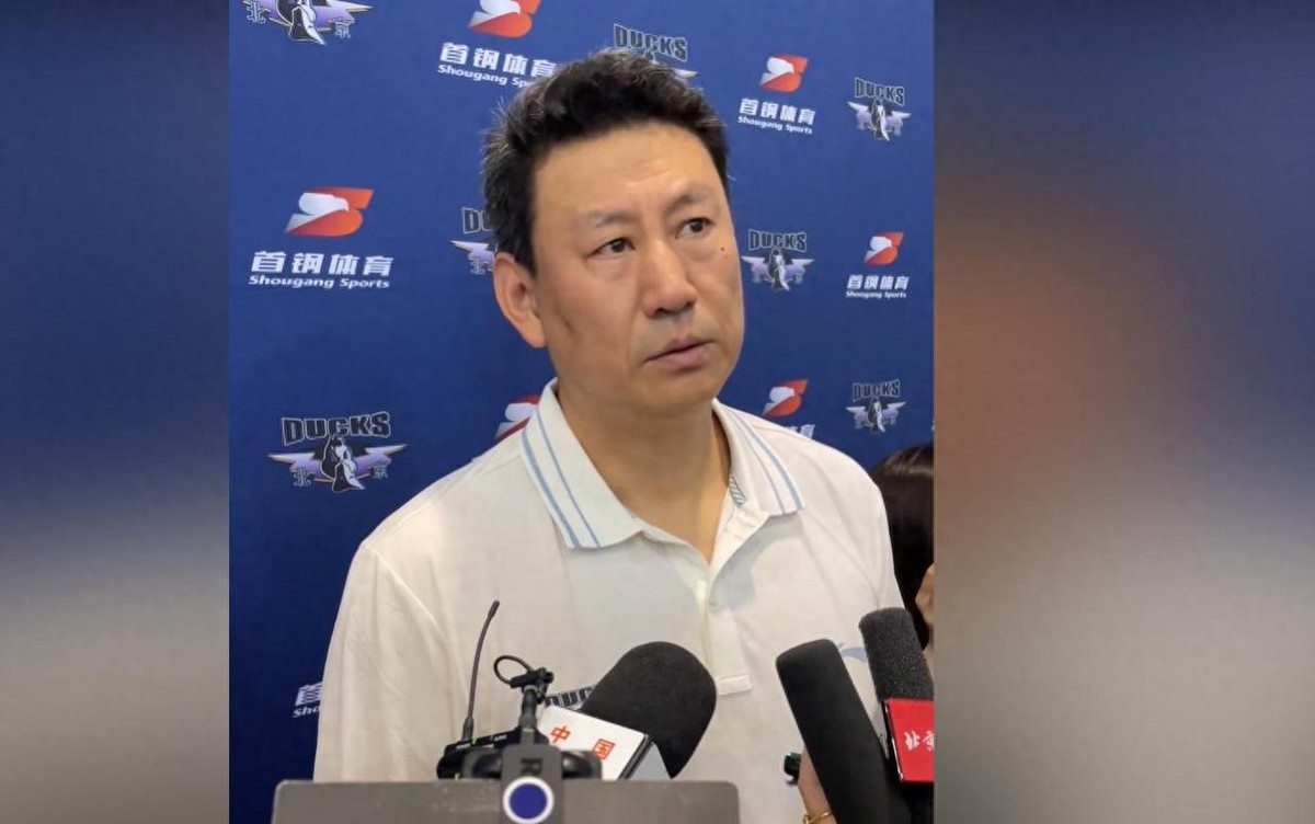 北京体育媒体人透露，联盟叫停了北京男篮追胡金秋的交易。理由是，不想看到新赛季北京一家独大。
这话你信吗？一个联赛，怕的是没强队。现在有人想变强，结果先被自己人摁住了。如果这理由是真的，那联赛争什么？争着谁都别出头？
北京呢？休赛期攥着最后一个顶薪名额不撒手，据称就是为了给胡金秋腾位置。人没来，名额先