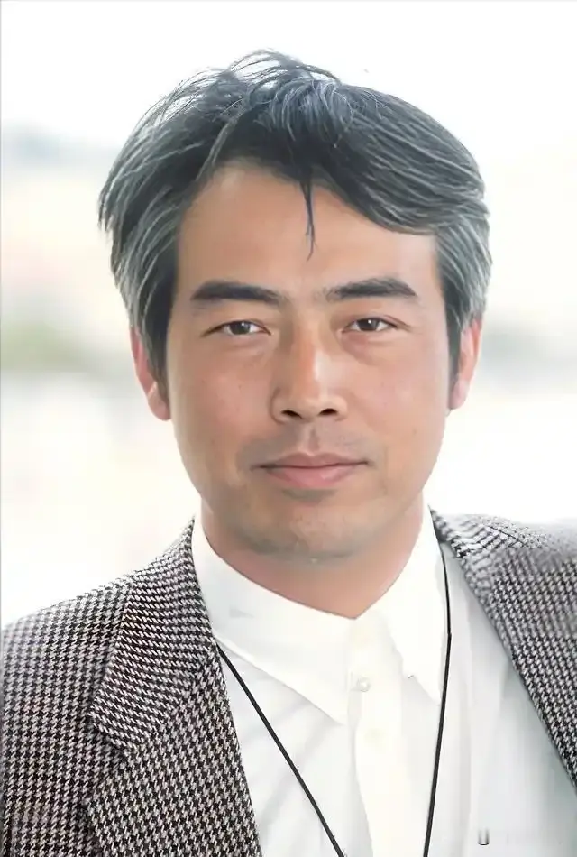 看到陈凯歌年轻时的照片，终于明白为啥陈飞宇明明五官脸型都随他爹，却又比他爹好看。