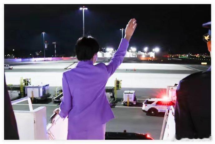 【这婆娘太会作秀了！高市早苗挥手无人接机】9月22日，高市早苗抵达美国纽约下机时，对着空无一人的现场挥手，这一过度作秀遭到日媒及网友的嘲讽：美方根本没派人接机，高市早苗竟“向空气挥手”……[吐][吐][吐] 海外新鲜事热点现场 ​​​