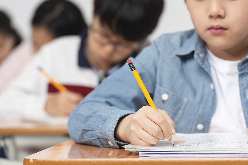 普通家庭孩子如何从底层翻身崛起? 普通家庭孩子想翻身，真的别总盯着“一夜暴富”的爽文剧本。
先不说那些踩中时代风口的前辈们，70年代考公、80年代下海、00年入楼市、10年进互联网大厂、20年做短视频，每一波顺势而起的人，本质都是在趋势刚冒头的时候敢扎进去，现在盯着人工智能、新能源这些新赛道深耕