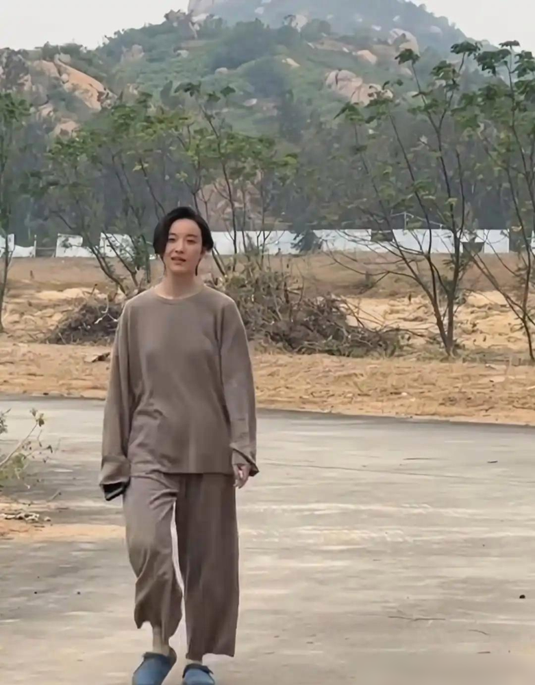 你敢信，这竟然是红毯定海神针倪妮？
网友在广东江门台山撞见《谜一样的双眼》剧组。倪妮顶着一头短发，穿着灰扑扑的衣服，彻底变成了一个土味村妇。那个风情万种的女神，连个影子都找不到了。
这次她搭档陈飞宇、李乃文、任达华，拍的是一出太平洋海岛命案。陈飞宇演警察追凶，倪妮这颠覆性的打扮，一看就是个藏着深