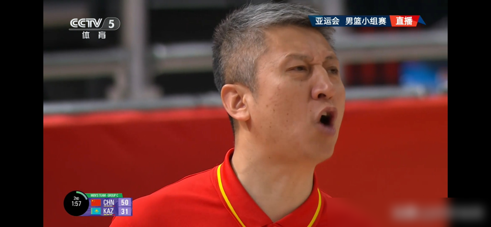 郭士强带男篮赢球，为啥仍被骂？
外界说他任人唯亲，重用赵继伟、胡明轩，还批他战术死板。郭士强公开回应，选人看大赛经验、队内凝聚力，队长凭战术理解，绝不是俱乐部关系说了算。
篮协全力托他，是因为男篮现在首要任务是重塑作风，不是玩花活战术。2009年的那件事，让他认准纪律、执行力比虚头巴脑的天赋靠谱