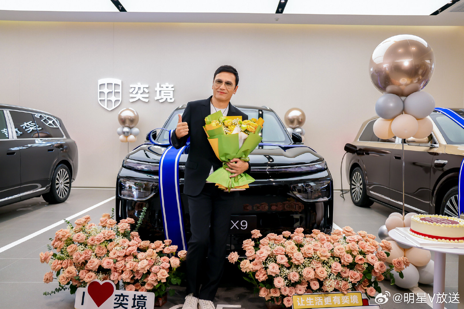 #知名港星来武汉车展买奕境X9# 明星口碑之外，市场反馈也很直接。这款车上市后大定已破万，两款中高配车型订单占比高达95%；如今苗侨伟又在武汉车展实地体验后当场下定，港星车主阵容继续扩容。从好友接力推荐到真实订单表现，热度背后靠的还是综合产品力。 ​