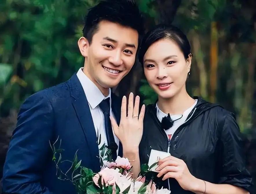 她是奥运冠军吴敏霞！大婚跪着为婆婆敬茶，对方态度却十分冷淡。婚后她两次怀孕，婆婆都没去看过一眼，不知道的以为吴敏霞是高攀豪门了，可实际上她的丈夫只是一个有些贫困的普通人......
 
茶敬完了，婆婆伸手接过，抿了一口就放在桌上。吴敏霞还跪着，张效诚轻轻拉她胳膊，她才起身。周围亲戚的笑声有点干，摄影