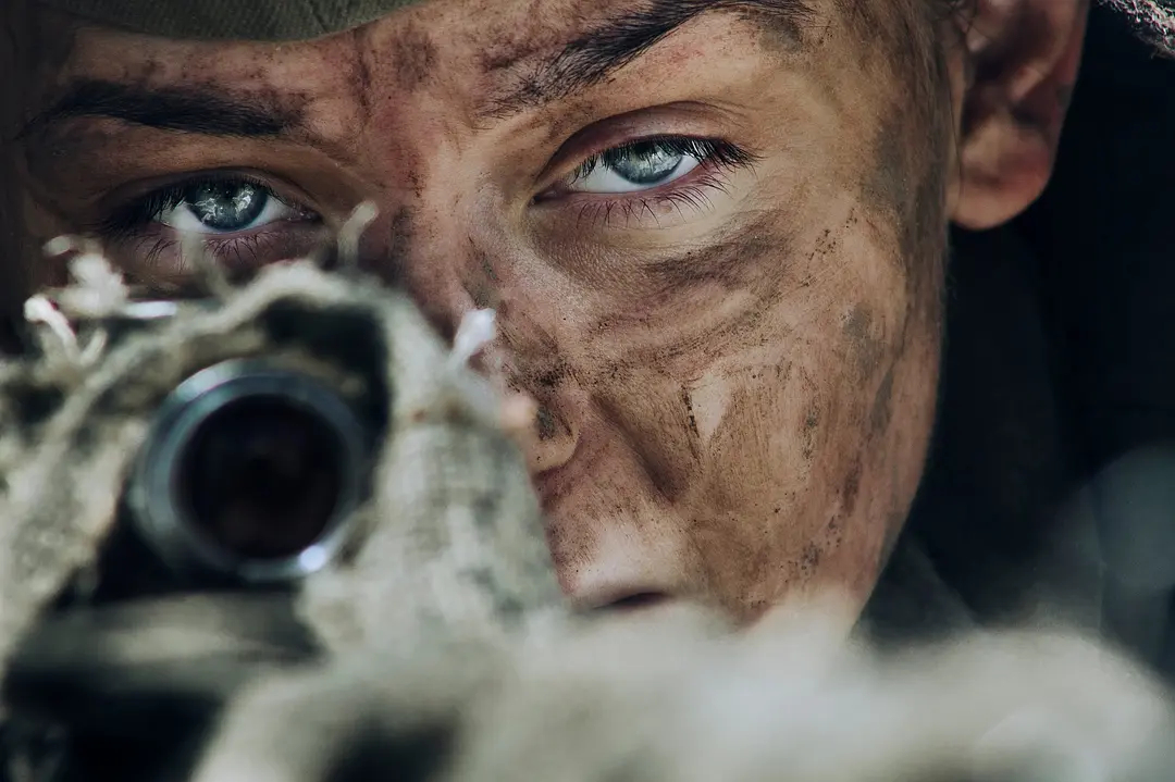 看俄罗斯电影《女狙击手），2015年4月上映。影片以塞瓦斯托波尔保卫战为背景，以一位俄军女狙击手的视角反映了战争的残酷。豆瓣评分：7.6 。 塞瓦斯托波尔是俄罗斯黑海舰队司令部所在地，位于现在的克里米亚半岛西南端。这部影片是俄罗斯与乌克兰合拍的，当时两国关系尚好。前几日的新闻报道说，乌克兰 ​