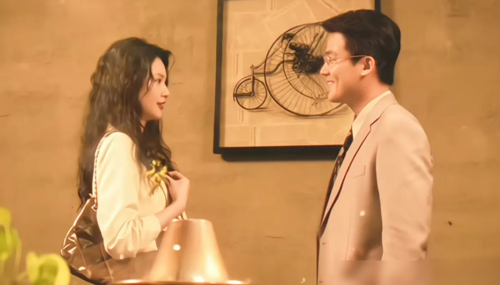 彭昱畅往那儿一站，弹幕全在问这小孩儿是来实习的吗。
《交锋》里他演的何春晓，设定是网络攻防高手，数字追踪一把好手。可一到外勤，眼神发直，肩膀发紧，跟王凯、祖峰对戏，像刚被班主任拎进办公室。
观众不买账，说好好的国安侦查员，怎么演出了高中生偷穿大人西装的感觉。更扎心的是和周依然的感情线，愣是看不出