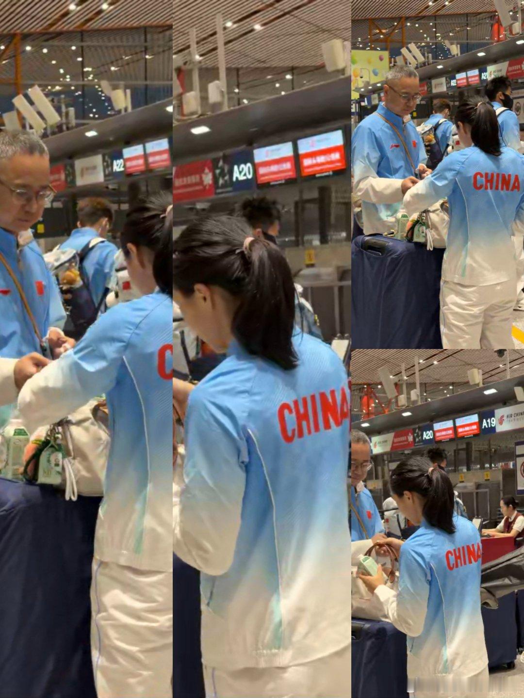 #小孩姐陈妤颉再现王宝强名场面#别人喝牛奶喝出国家队实力，我喝奶茶爬三楼都喘得不行。机场低头大口吨吨喝牛奶的画面，复刻经典名场面，小小年纪就身披国家队战袍奔赴国际赛场，太让人佩服了#小孩姐还在喝奶的年纪就为国争光##坚持喝牛奶vs从不喝牛奶# ​