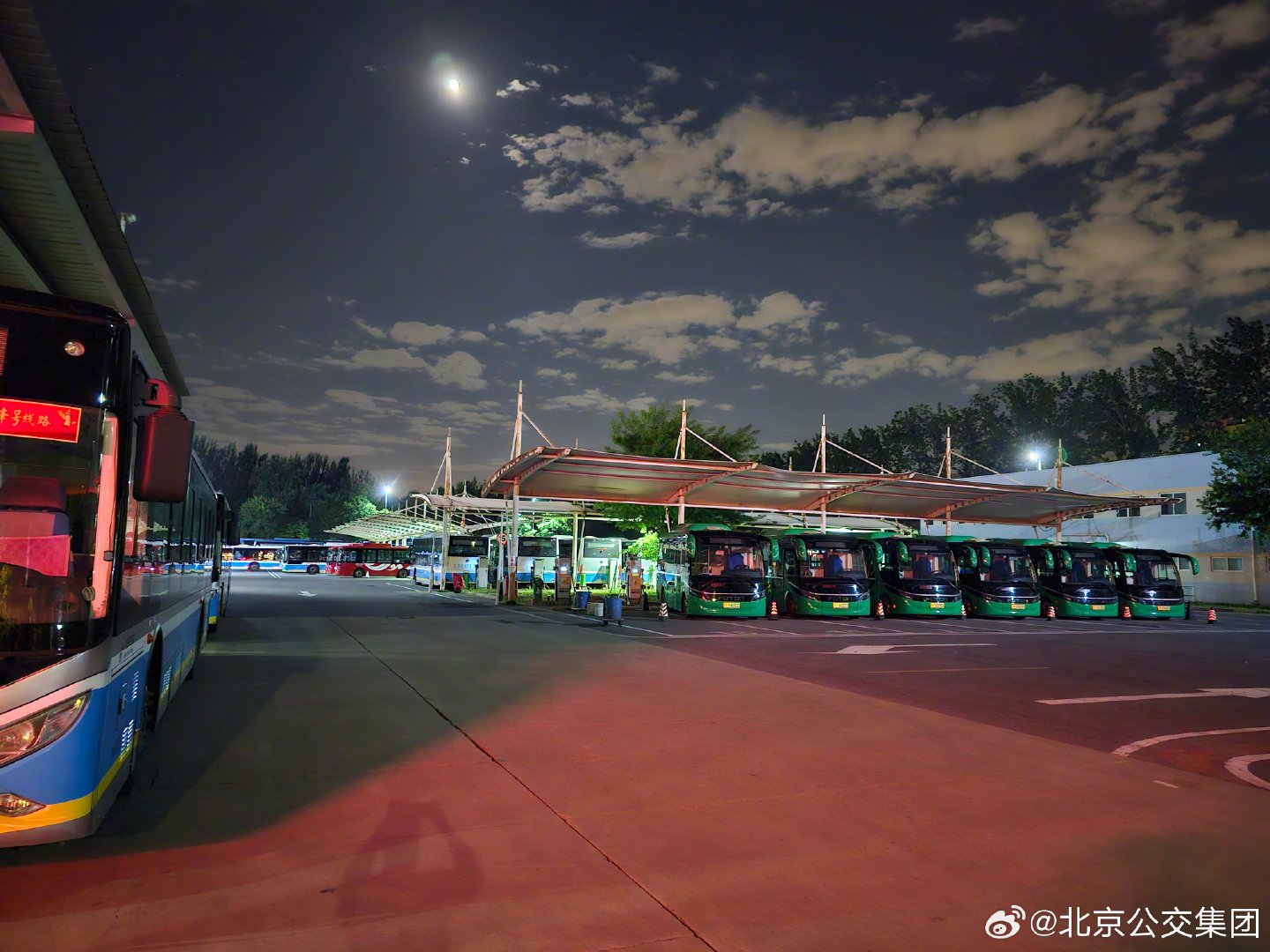 #晚班车# 夜色漫上来，把今日的辛劳妥帖安放。（摄影:武晓彬） ​
