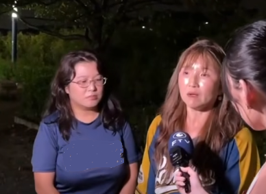 闹大了！一对台湾青鸟母女被赶出亚运会比赛现场！还倒打一耙喊双标。

9月25号晚上，名古屋亚运会棒球赛场，中国台北队对阵中国队的比赛，本来大家安安静静看球，好好欣赏场上选手的比拼，结果看台里头冒出这么一档子闹剧。

有一对被叫做青鸟的母女坐在观众席，这名女子直接掏出一块印着“Taiwan”字样的毛巾