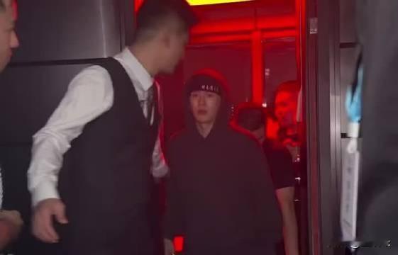 看到王嘉尔上酒吧，好帅好有魅力
在看王嘉尔和邓紫棋同框有默契还可爱。