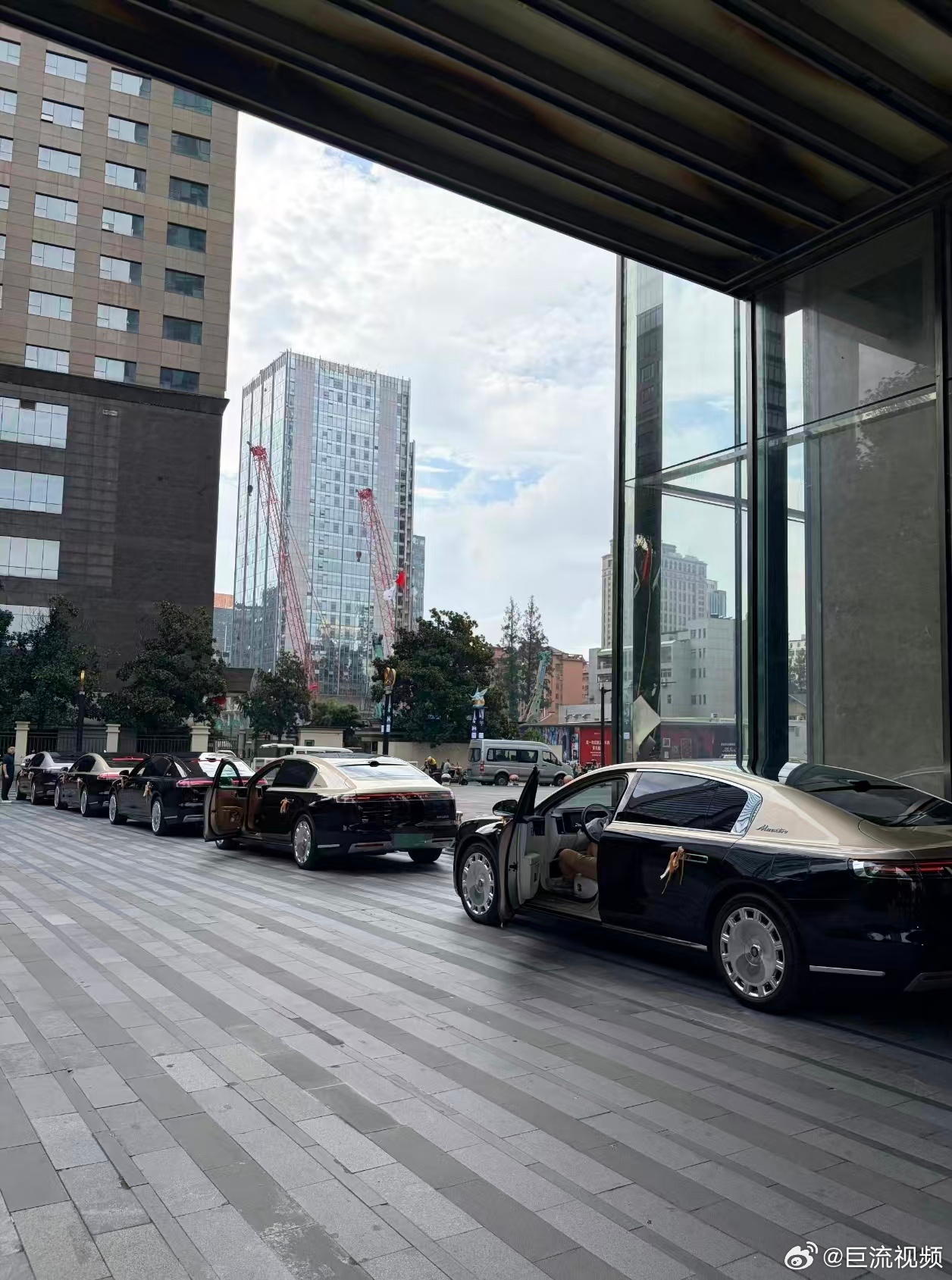 #南京街头现国产超豪华婚车队#8月30日，一支国产超豪华婚车队伍现身南京街头，引发网友热议。据悉，该婚车车队的主角是一对车评人，而这支超豪华婚车队伍中的车辆也来自五湖四海，其中不乏锅盖头司令等博主，他们将自己的爱车开到车队，为新人送上真挚的祝福。此外，这对新婚夫妇还邀请到李杰灵担任婚 ​