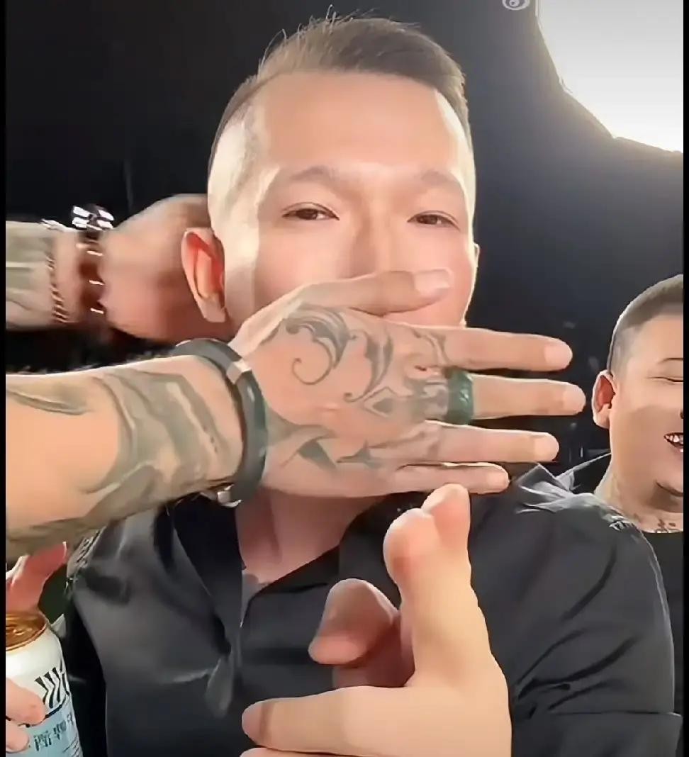 一场带货狂卖四百多万，光抽成佣金就硬生生揣进兜里一百万，转头就在网上指着千万级大网红的鼻子叫板

远在三亚悠闲康养的吴迪估计这两天耳朵都在嗡嗡作响，但人家偏偏拿出一副装聋作哑的架势，任凭风浪起就是不接茬

四合旗下的主播狗磊这次是真的把话挑明了，直接越过那些惹事的小徒弟，把枪口死死对准了吴迪本人