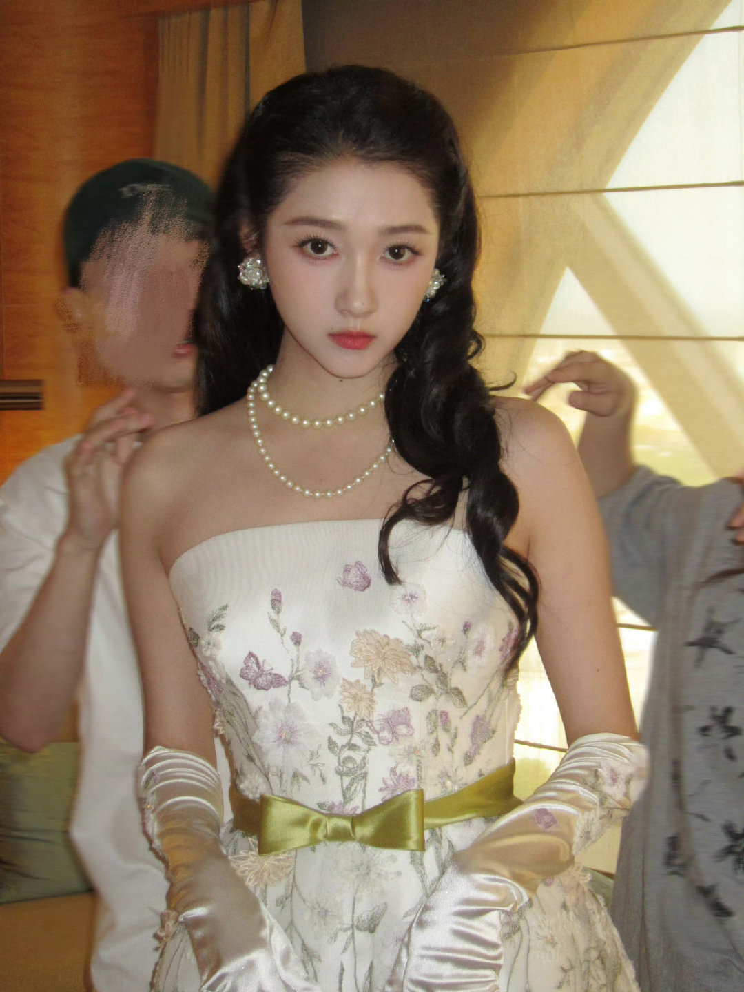 #孟子义抓彩带给关晓彤#女孩子太美好了 美女和美女太养眼了 关晓彤的造型真的好甜美 欢迎来看正在热播的《生逢其时》[爱慕] ​