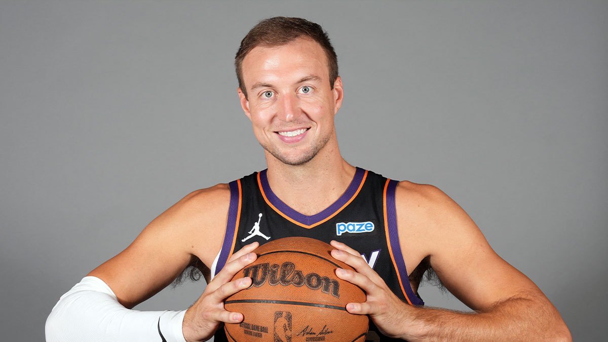 #NBA[超话]#出战成疑！肯纳德左膝肌腱伤病，太阳神射手或继续缺阵勇士

太阳对阵勇士的伤病报告出炉，射手卢克·肯纳德因左膝肌腱病出战成疑，有可能连续第二场缺阵。马克·威廉姆斯肩伤继续休战，伊戈达罗腹斜肌拉伤大概率缺席。

太阳休赛期引进肯纳德补强外线，上赛季他三分表现十分出色。太阳揭幕战 ​