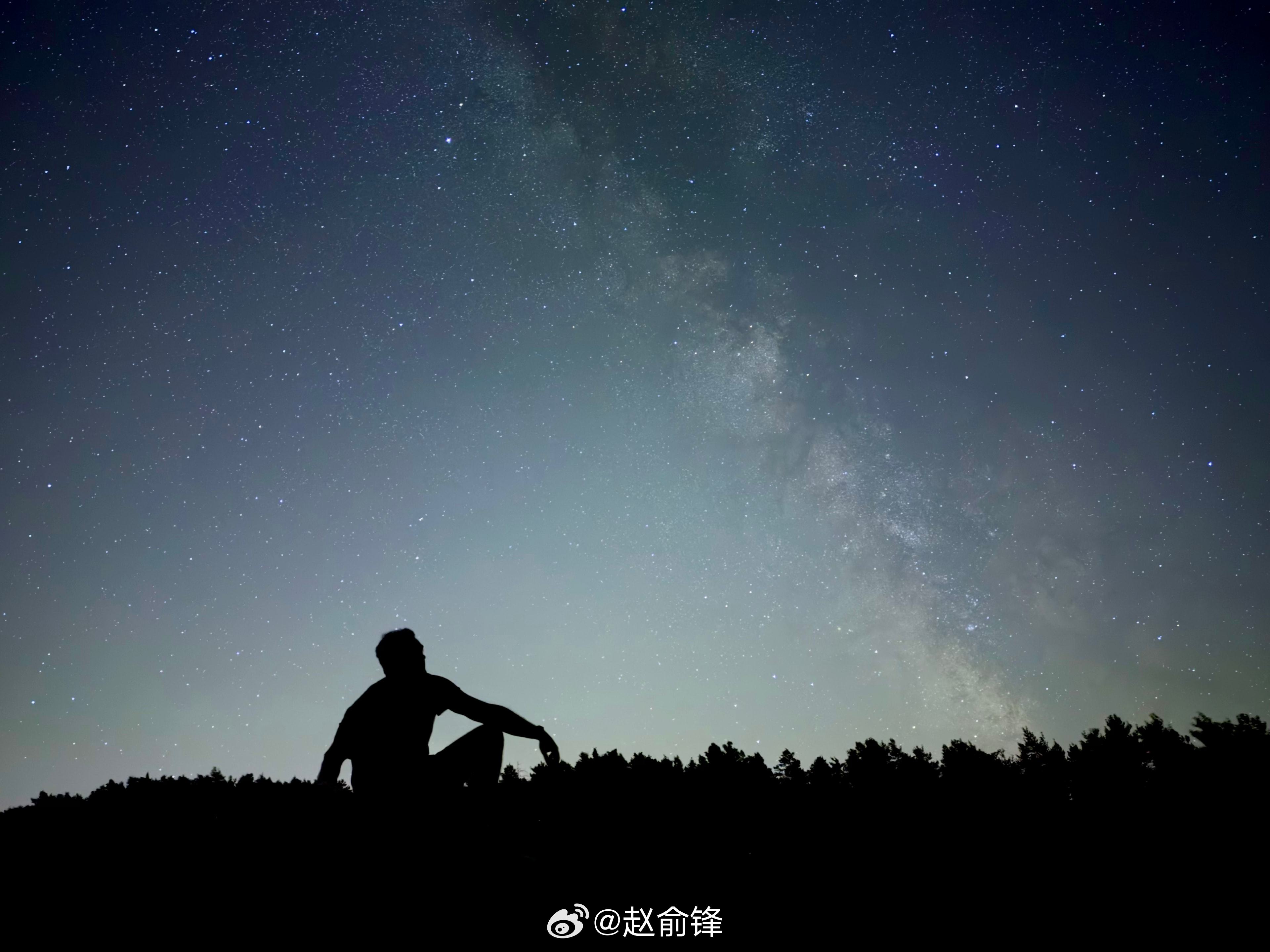 #也该让我抢个iPhone18Pro# 新品预售开启，有人已经成功下单，有人还在等候观望。升级后的影像系统，拍摄调节更加灵活，支持自定义拍摄参数，轻松解锁多样创作。屏幕交互区域设计得更精巧，芯片与散热同步优化，长时间运行依旧保持稳定性能。长续航版本待机能力迎来大幅提升，期待已久，希望这次能如愿 ​