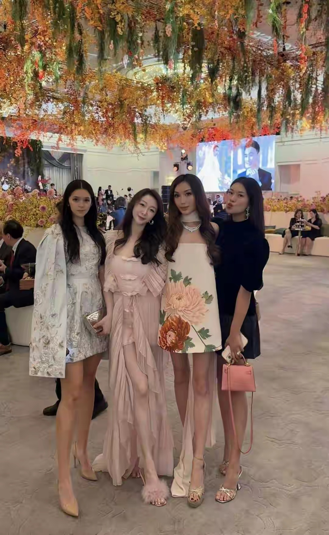 何猷君澳门答谢宴高调奢华，奚梦瑶穿同款婚纱，父母子女上台露脸

何猷君与奚梦瑶2026年上半年在法国补办了盛大的婚礼，法国的婚礼结束后，夫妻还预告了9月会在澳门的酒店举办一场答谢宴。而这场在澳门举办的答谢宴与三个月前在法国举办的婚礼，是属于一个系列的宴会，简单来说，澳门的答谢宴称得上是 ​