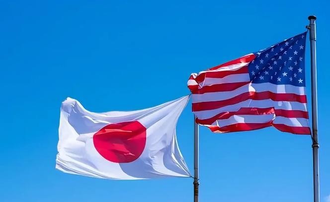 美日军演把反舰导弹搬上了距台湾仅110公里的与那国岛，射程185公里，刚好够到台东那片海。岛上以前就一个雷达站，顶多算只眼睛，现在导弹车一停，眼睛变拳头了。可你细想，这岛满打满算骑摩托半小时横穿，导弹车往哪藏？真有事，第一波挨的就是它。美方演习结束拍屁股走人，日本却琢磨着把临时部署变成常驻，冲绳老百