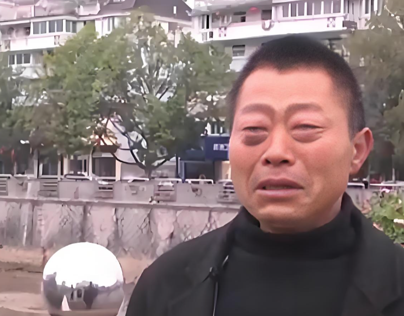 2003年，1个失忆流浪汉，被一对夫妻收留，同吃同住生活了17年。谁料，这天，流