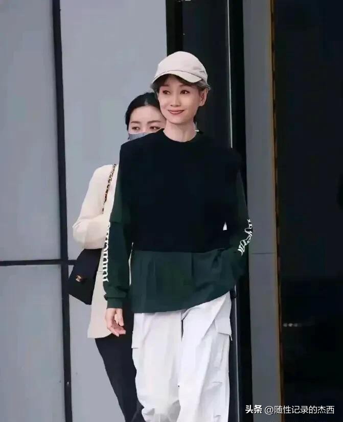 在60后的女演员里，虽然叶童不是最漂亮的那一个，但是绝对是最耐看的那一个，气质大方，越看越觉得迷人。

这种自然优雅老去的美很耐看，是纯天然美女，皮肤透亮，一颦一笑都温柔似水，气质绝了。