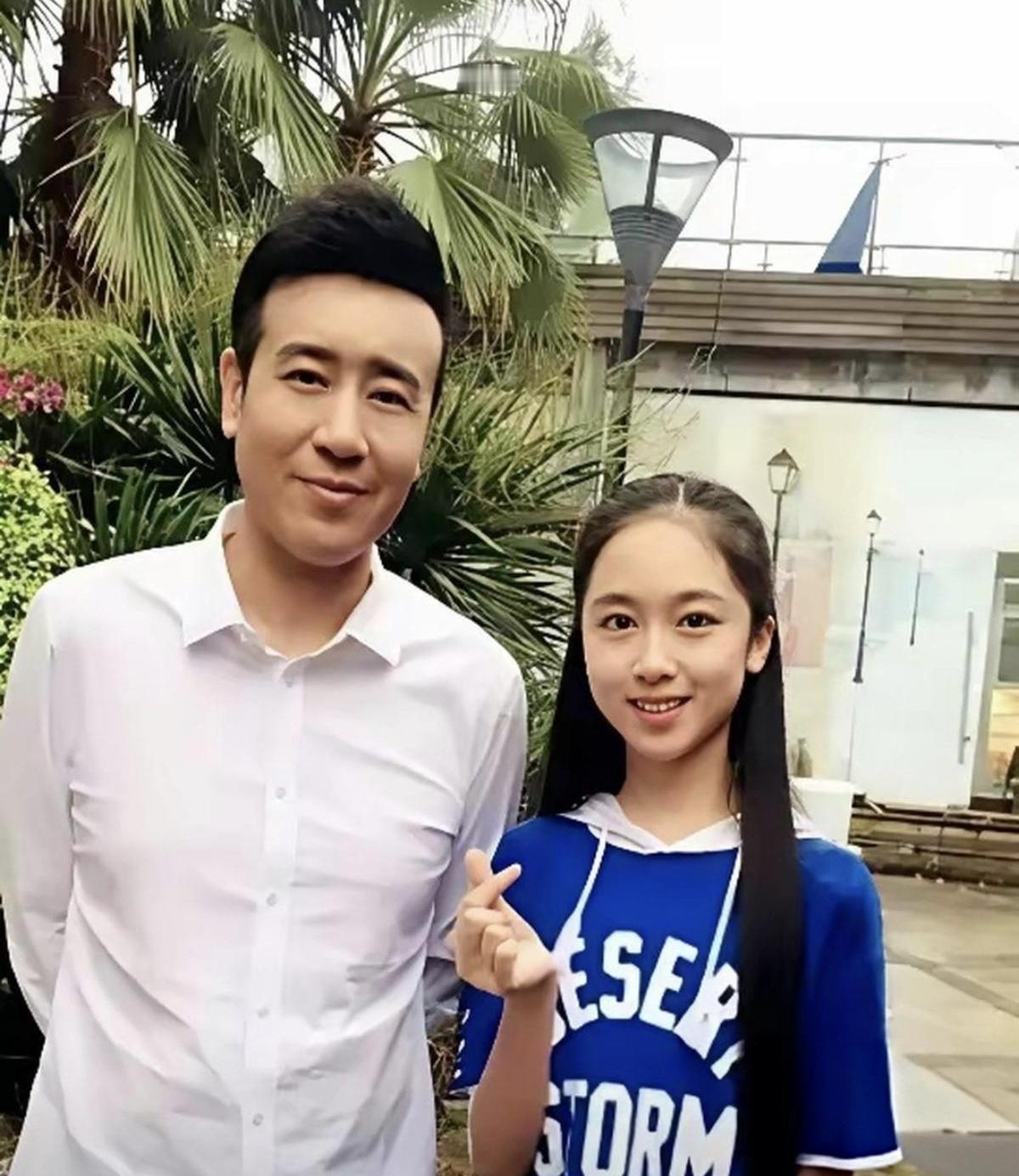 看了于和伟女儿的近照，我算是彻底明白了，什么叫“全靠妈妈力挽狂澜”的基因奇迹！都说基因是个玄学，可谁能想到，“叔圈顶流”于和伟的亲闺女，竟然完美避开了老爸的所有五官特征？

小姑娘长得那叫一个水灵，忽闪忽闪的大眼睛，就像刚剥了壳的荔枝一样透亮。再看看咱们于叔，平时在短视频里端着酒杯“接着奏乐接着舞”