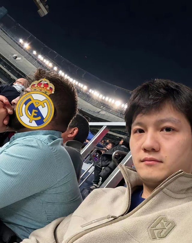 哇塞，樊振东再次更新社媒动态，还配了自拍，写了小作文！
对于东哥的这次小作文，我全程笑的合不拢嘴的看完。东哥的文采和表达能力一如既往的出色，可以说是东哥诺坎普之旅历险记。透过东哥有趣的灵魂，带动有趣的文字。让我们身临其境的感受到他此次奇妙之旅！
原来东哥此次去观赛，皇马管理层担心他 ​