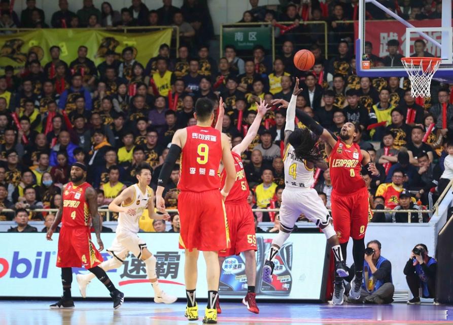 铁血对决！广厦强势碾压深圳抢占先机  CBA 半决赛 G2，广厦 92...