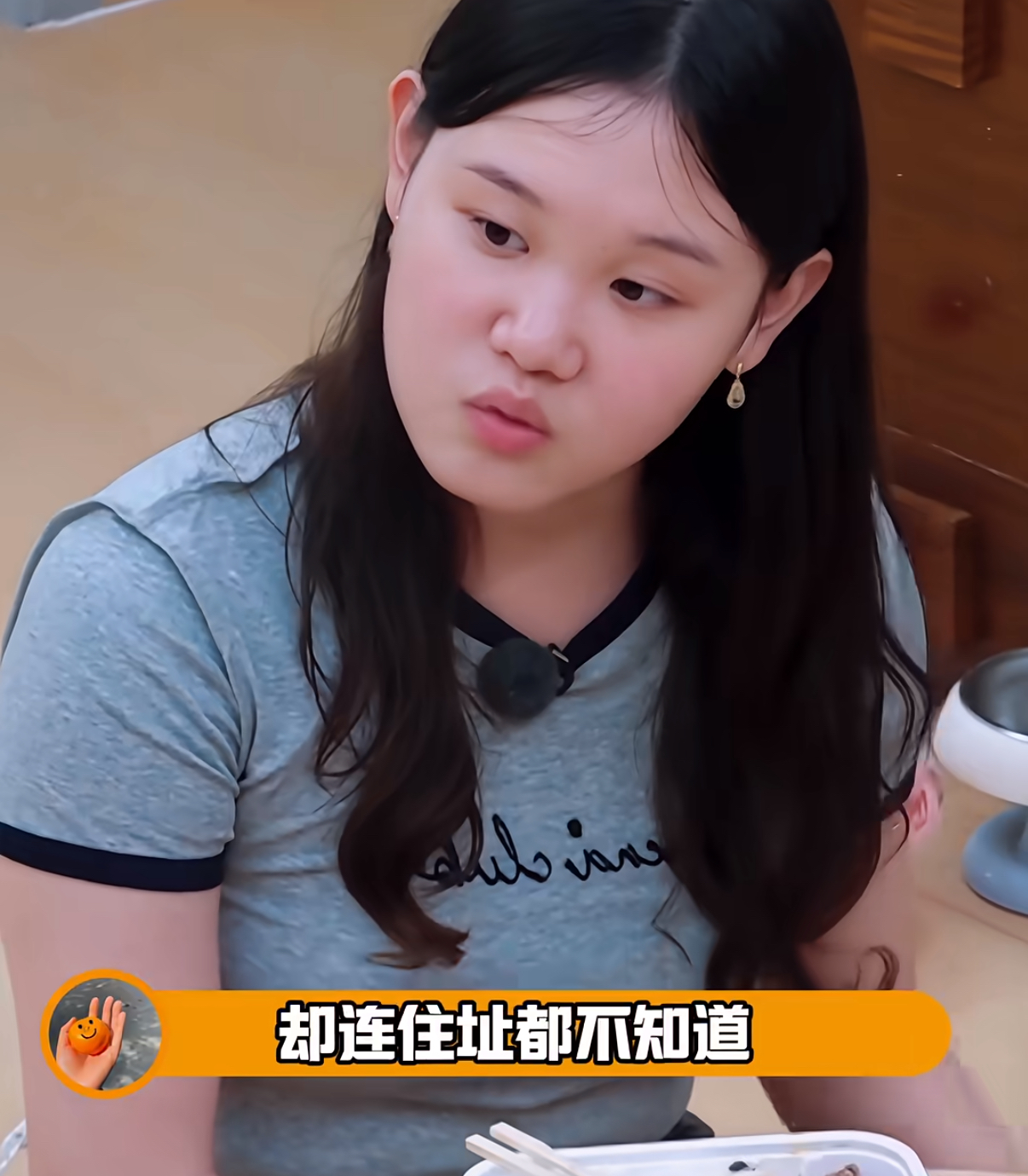 《我家那闺女》张家齐为什么这么厌恶母亲？
父母都不上班，吃她，拿她的奖金，好像6岁前还是爷爷奶奶带的，6岁被父母送去学跳水，10岁就开始养家了
肯定是发生了一些不能摆台面上说的事情，我看张家齐那个眼神真的看陌生人一样的，她真的很反感了甚至那么多镜头拍着都不想缓和这段关系，不想陪着她妈妈演母女情深。