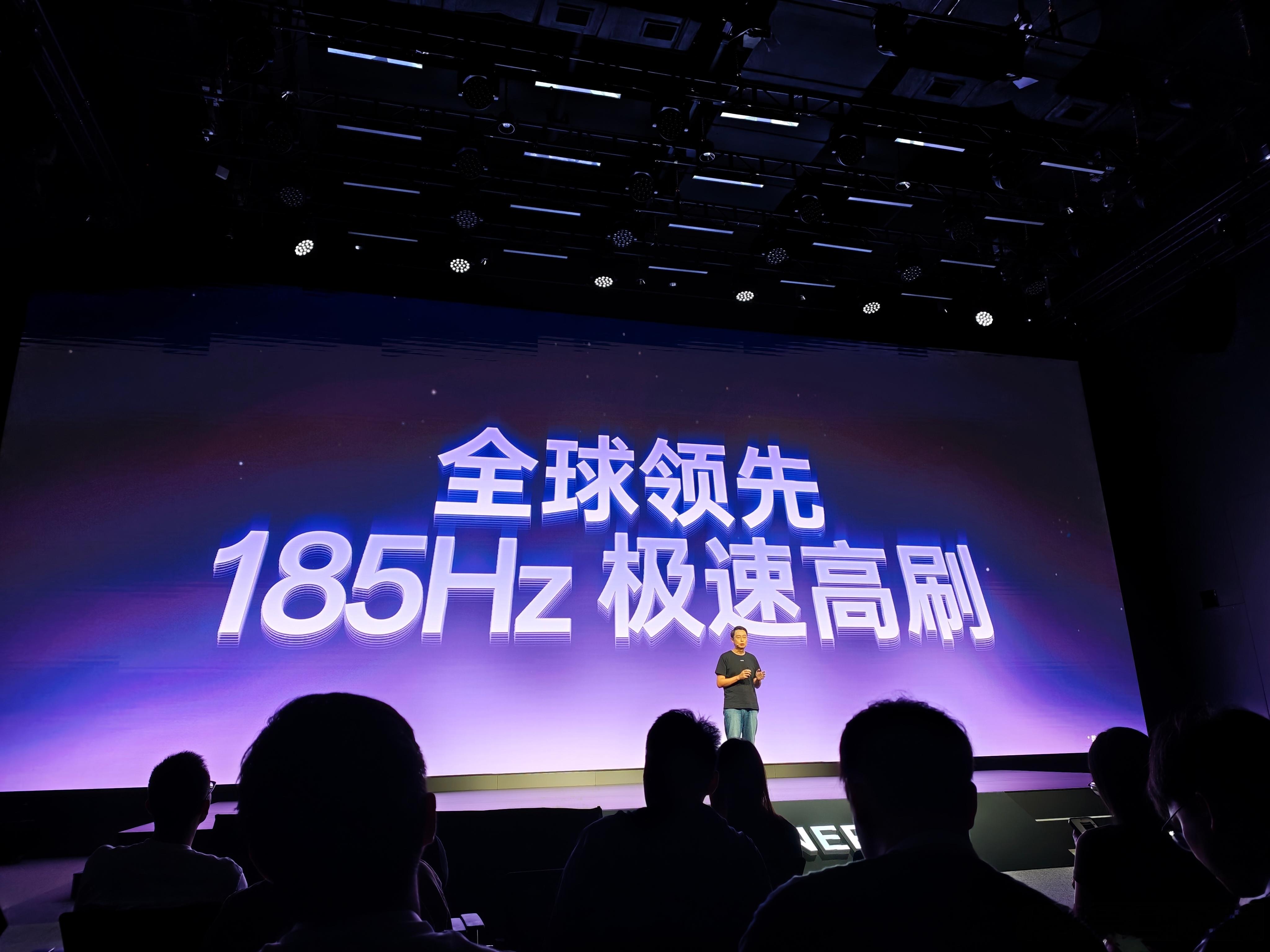 一加16首发行业顶尖185Hz极速高刷，打造FPS游戏体验巅峰。带来更快、更爽、更容易赢的三重升级：刷新提速35%，操控时延缩短11.1毫秒，操控速度提升25%。对比120Hz每秒多65帧，多出65个制胜瞬间，拉枪、开镜、转身更丝滑，锁定目标先人一步，轻松拿下对局。#一加二亿三芯吸引力大增#  ​