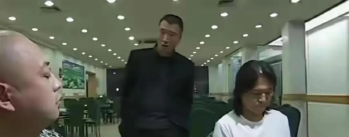 孙红雷那句“跟我刘华强拼你有这个实力吗”到现在还是个神梗，饭桌上喝多了总有人想学着喊两句

可每次重温《征服》里封彪下跪喊爷那段，我心里总犯嘀咕，这道上的恩怨有时候真让人看不懂

当时华强哥拿枪指着封彪的脑袋，满脸不屑地嘲笑对方满世界乱窜却抓不到自己

这话听着确实霸气，但仔细一琢磨，封彪这黑老大当