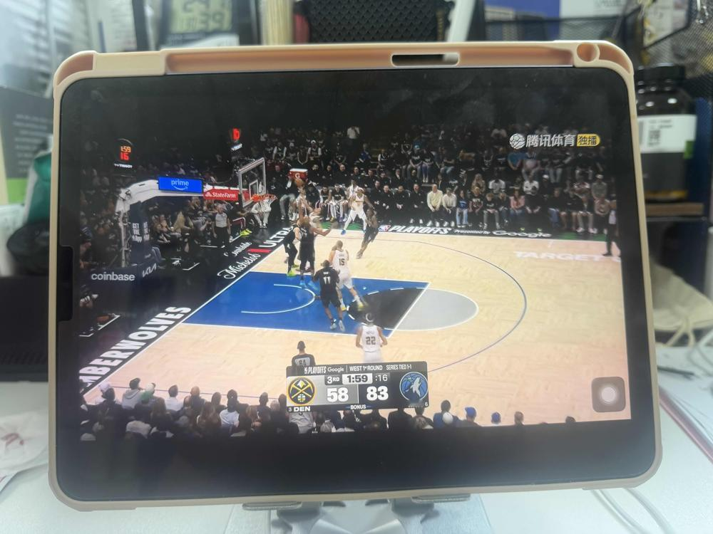 别夹击，让他一对一防死约基奇，他会假摔，直接撞他！ 你没看错，这就是...