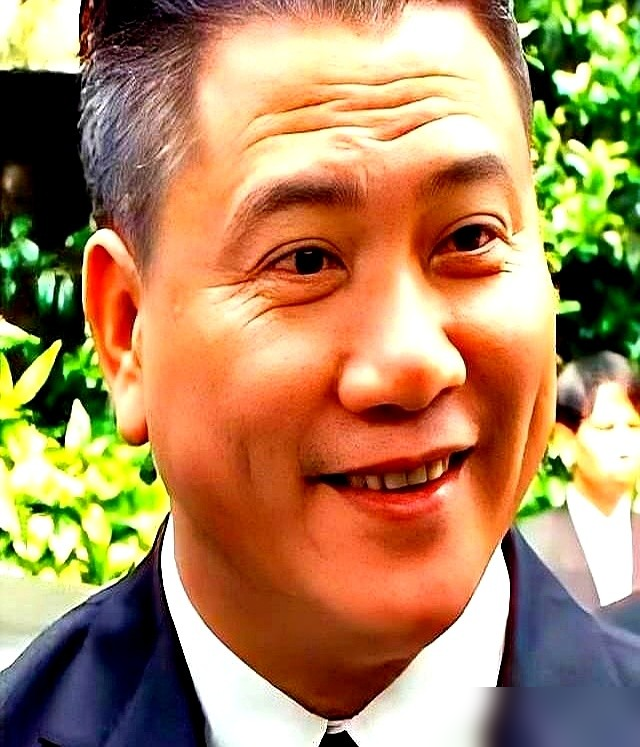 周星驰拿着新剧本上门五次，万梓良愣是没接。
当年拍《喜剧之王》，那个场务角色就是给万梓良量身定的。后来档期撞了，没拍成，吴孟达顶上去，但钱一分没少，片尾还挂着特别鸣谢。周星驰心里一直记着这事。
后来筹拍新片，他又去请。万梓良就是摇头。糖尿病缠身，身体扛不住，商海也栽过跟头，现在在县城跑商演，一场