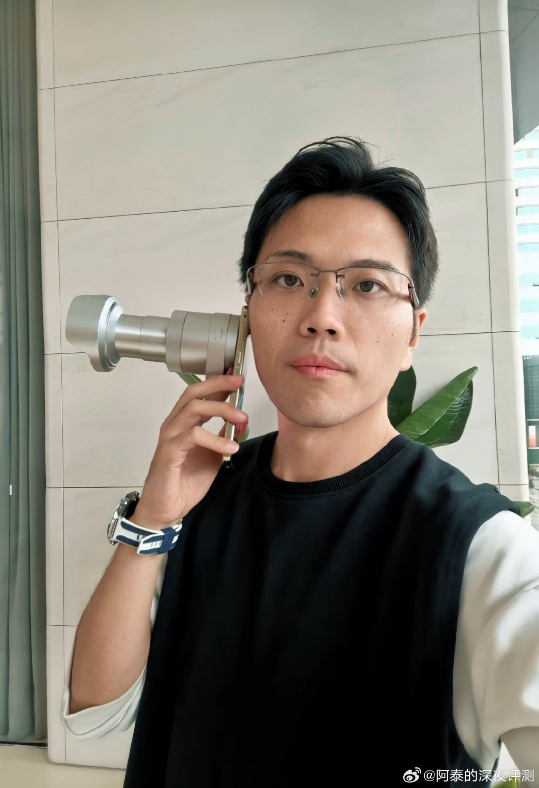 这个华为巨炮真的太有意思了，#华为Mate90首发模块相机# ，一机走天下。这不是增距镜，而是业界首款带传感器的10倍连续光变模块相机，建议大家一定去线下试试，很好玩！ ​