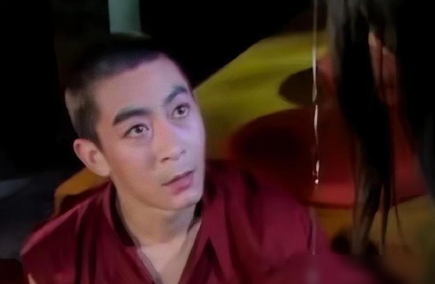 重温86版《西游记》无底洞那段，不少人还在津津乐道孙悟空跟老鼠精之间那种眼神拉丝、暗流涌动的性张力。



真拆开当年的花絮，底色全是一场荒诞的盲人摸象。

六小龄童600度近视加散光，对戏的常青也是个高度近视。在那个连隐形眼镜都是稀罕物的年头，镜头一推，两人站在昏暗的布景里，两米开外连鼻子眼睛都化